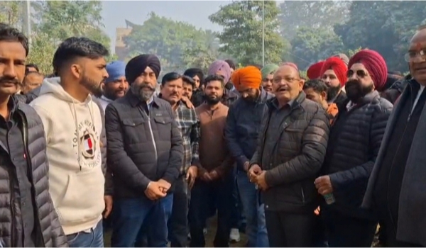 भ्रामक खबरों के खिलाफ लामबंद हुए स्टोन क्रशर स्वामी, जिलाधिकारी को सौंपा ज्ञापन